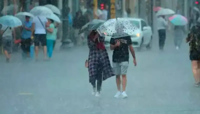 İstanbul ve Yangın Bölgesine Dikkat: Kuvvetli Rüzgar ve Sağanak Yağış Tehlikesi!