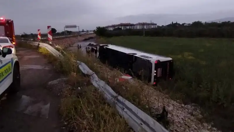 Manisa'da Yolcu Otobüsü Kazası: Çok Sayıda Yaralı ve Acil Müdahale