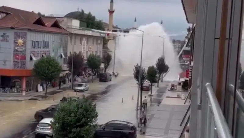 İçme Suyu Hattındaki Patlama Halkı Şaşkına Çevirdi: Su Fışkırdı!
