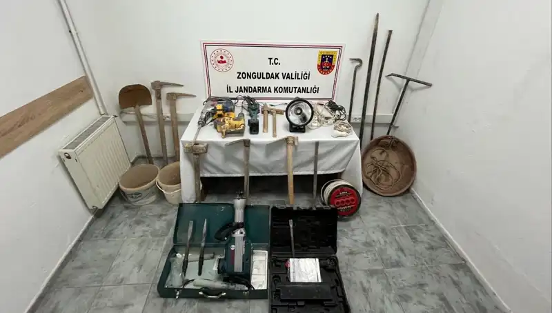 Çaycuma'da Kaçak Kazı Yapan 5 Şüpheli Suçüstü Yakalandı!
