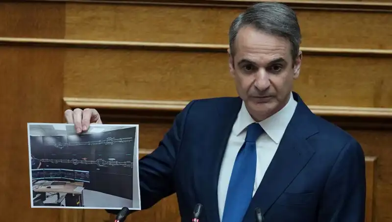 Yunanistan’da Siyasi Çalkantılar: Miçotakis Protestolar Karşısında Geri Adım Atmak Zorunda Kaldı