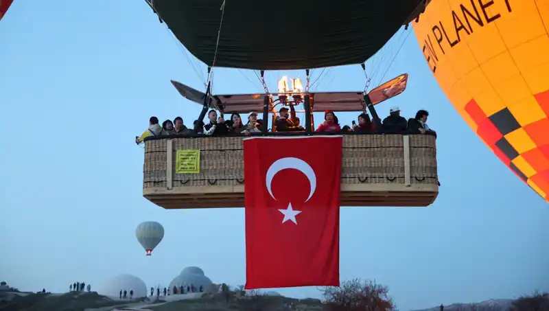 Kapadokya’da 23 Nisan Coşkusu: Balonlarla Türk Bayrağı Gökyüzünde!