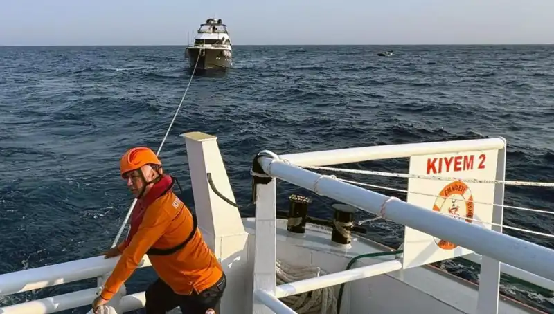 Marmaris Açıklarında Sürüklenen Tekne Belalı Yolculuğu Sonlandırdı