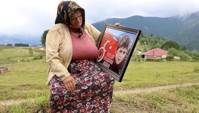 DEM Parti'den Eren Bülbül'ün Annelerine Özel Bayram Mesajı