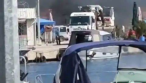 Tuzla'daki Balıkçı Barınağında Fırtınaya Neden Olan Lastik Yangını