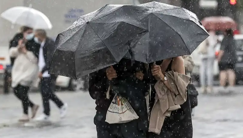 İstanbullular Dikkat! Kış Soğuğu Geri Dönüyor ve Sağanak Yağış Bizi Bekliyor
