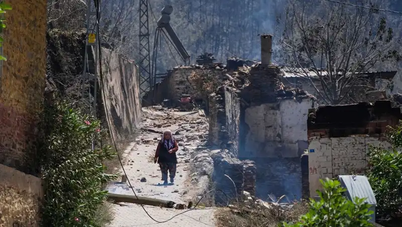 İzmir ve Bilecik'teki Yangınlar: 415 Bina Küle Döndü, Hayatlar Değişti