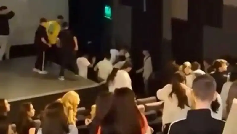 Rapçi Çakal Hayranları Arasında Tansiyon Yükseldi: Kavga Gecesi!