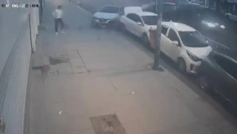 Direksiyon Hakimiyetini Kaybeden Şoför, Park Halindeki Araçlara Çarptı