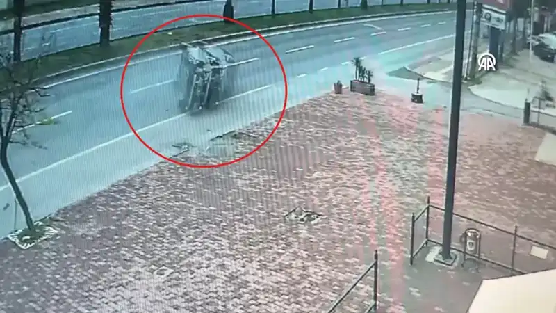 Korkunç Kaza Güvenlik Kamerasında! İki Yaralı, Olay Şok Etkisi Yarattı