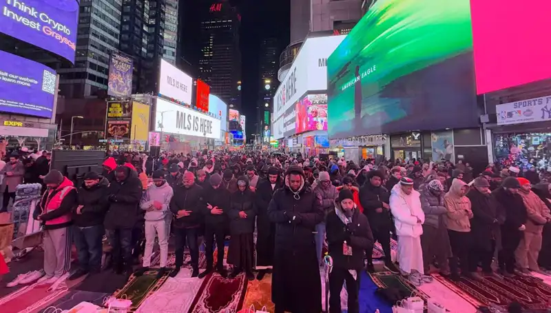 New York Times Meydanı’nda Büyüleyici Teravih Namazı Etkinliği Düzenlendi