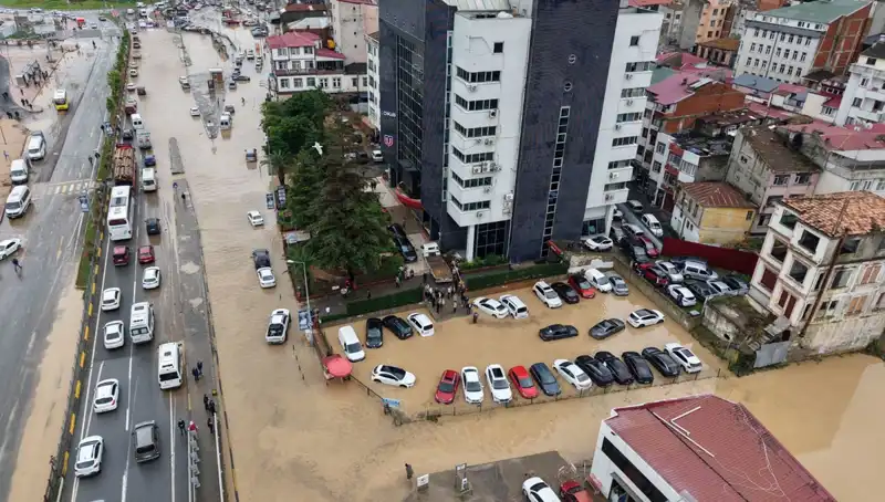 Trabzon'da Sel Felaketi: Kayıp Kişiler ve Titan Gibi Gelen Çamur