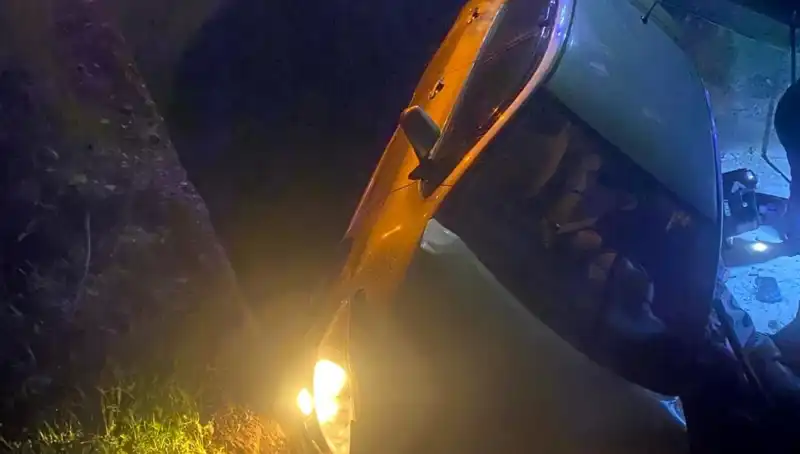 Adana’da Şok Kaza: Otomobil Şarampole Devrildi, İki Yaralı!