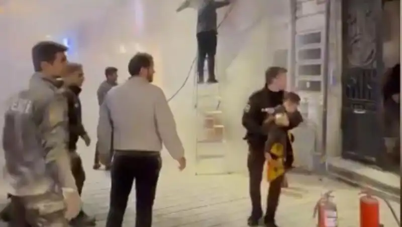 Beyoğlu'nda Yangın Faciası: Kahraman Kurtarma Operasyonu Başarıyla Tamamlandı