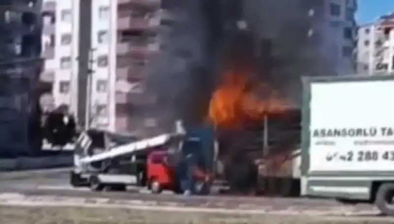 Alev Alan TIR’ın Dramı: Yangın Kontrolaltına Alınamadı