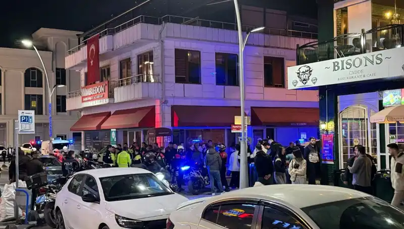 Kafe Önünde Korkunç Anlar: Havaya Ateş Açan Şahıs Bıçakla Pusuya Düştü