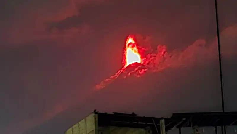 Fuego Yanardağı'nın Patlaması: 30 Bin Kişiye Tahliye Alarmı!