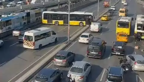 İETT Otobüsü İki Araca Çarptı: Trafik Kilitlenmiş Durumda!