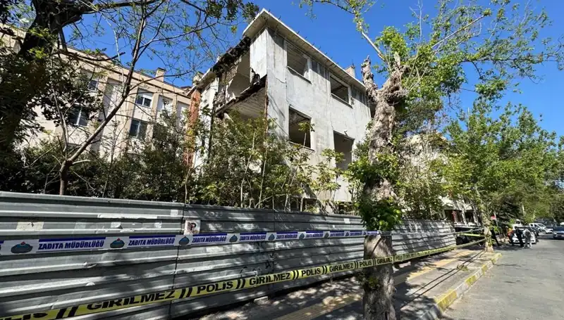 Bakırköy'de Metruk Bina Çöktü: Deprem Sonrası Tehlike Alarmı