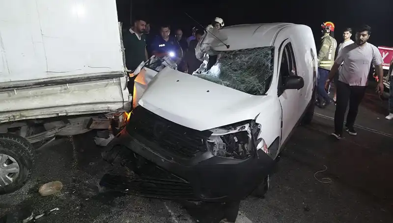 İstanbul'da Feci Kaza: Araçlar Çarpıştı, 3 Yaralı Hastaneye Kaldırıldı