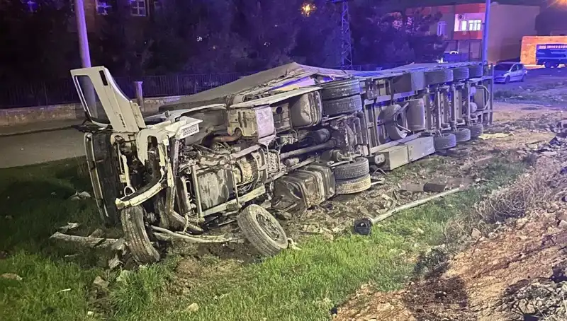 TIR Devrildi: 6 Kişi Yaralandı, Kazanın Detayları Şok Edici!