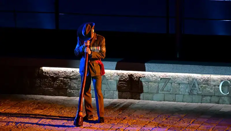 Anzak Koyu'nda Duygusal "Şafak Ayini": Gökyüzünde Yeniden Hayat Bulan Hatıralar
