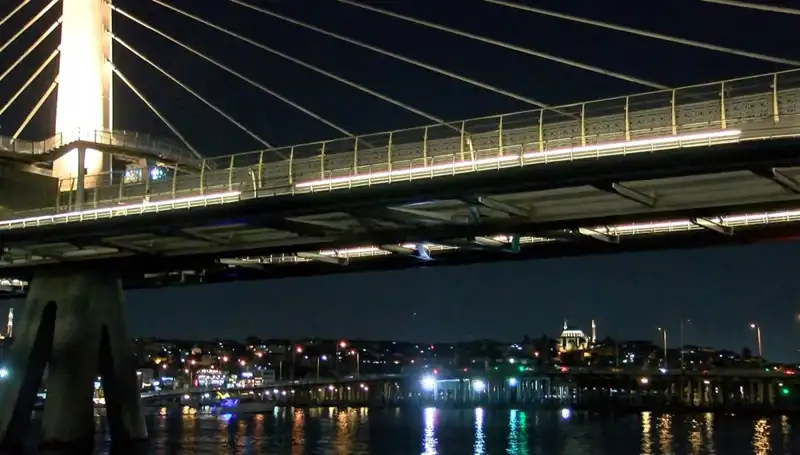Metro Köprüsünden Denize Düşen Genç İçin Arama Kurtarma Çalışmaları Başladı