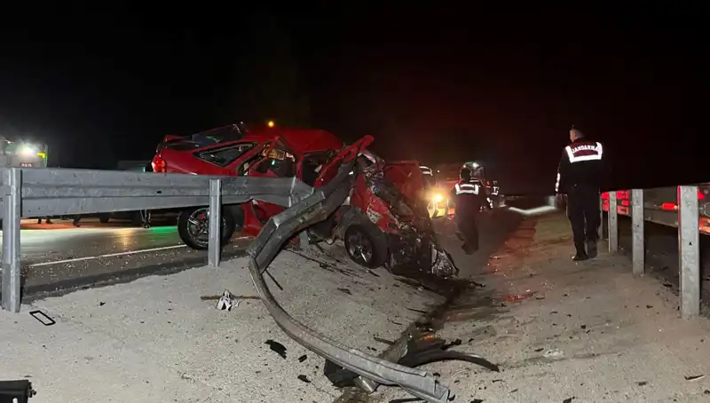 Bariyerlere Çarpan Otomobilde Can Pazarı: İki Hayat Karardı