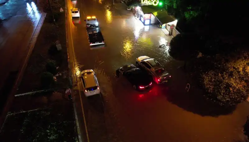 Adana’da Şiddetli Sağanak Yağışlar: Cadde ve Yollar Sular Altında Kaldı