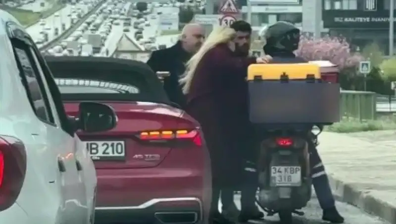 D-100 Karayolu'nda Silahlı Korku Anları: Motokuryeye Tehdit!