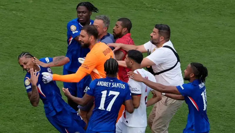Dev Finalde Patlak Veren Skandal: Teknik Direktörden Futbolcuya Yumruk!