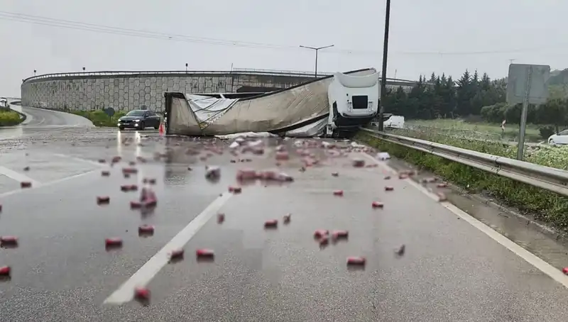 TIR Devrildi, İçkiler Yola Saçıldı: Olay Anı ve Sonrası