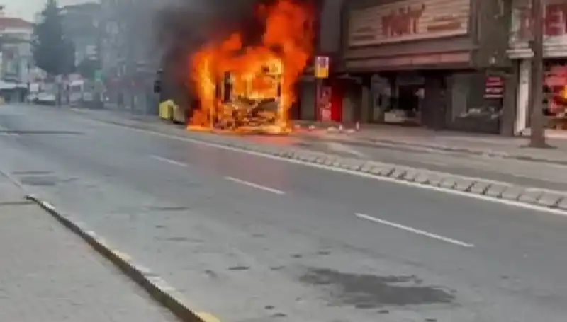 Ümraniye'de Dehşete Düşüren Yangın: Herkes Panik İçinde Kaçıştı!
