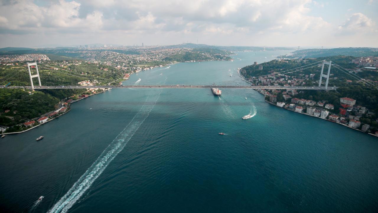 İstanbul Boğazı'nda gemi trafiği durduruldu: Aranan 2 kardeş
