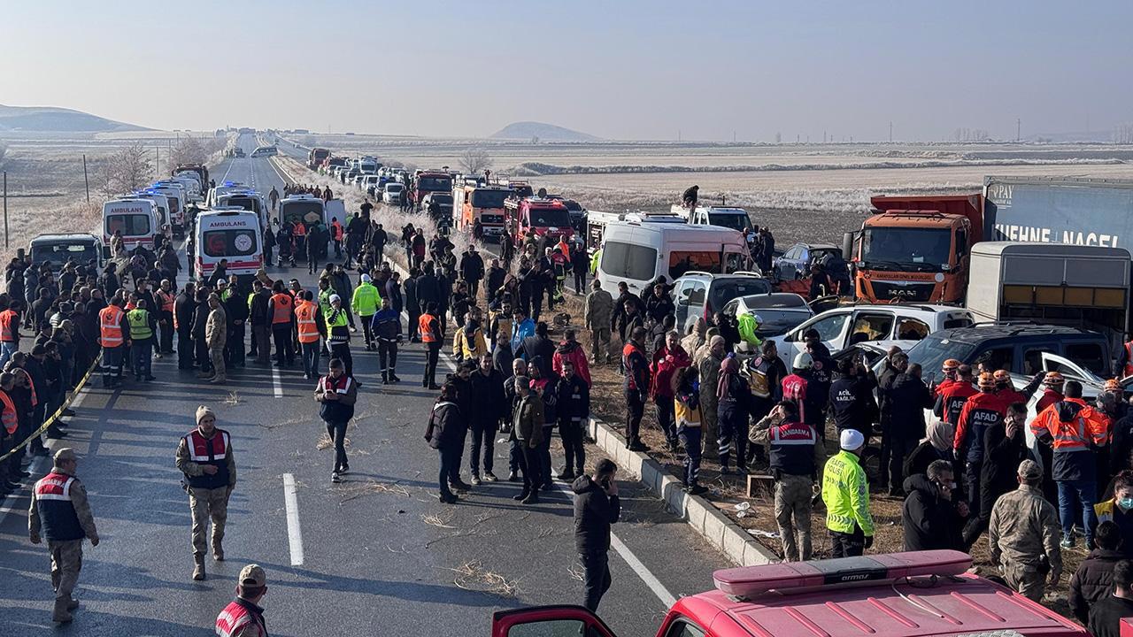 Van'da yoğun sis ve buzlanma nedeniyle meydana gelen zincirleme trafik kazası