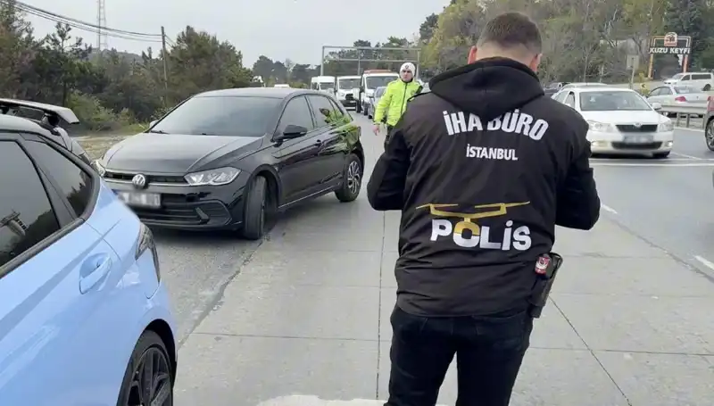 Emniyet Şeridini İhlal Eden Sürücünün Talihsiz Anı: Yolda Bulduğu Suçlarla Yüzleşmek