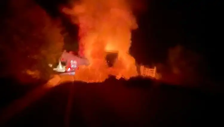 Seyir Halindeyken Alev Alev Yanan Kamyonet Kazası: Detaylar Ortaya Çıktı