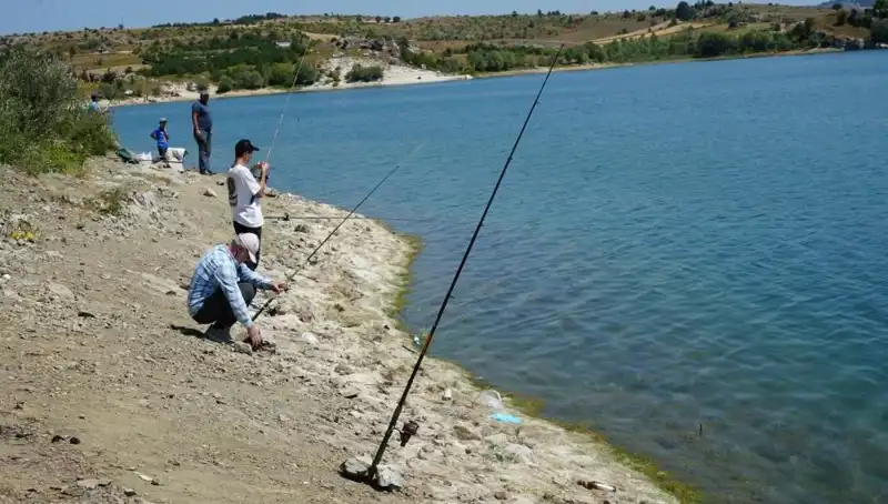 Kafesler Patladı: Baraj Sevincine Koşan Kalabalık Ortaya Çıktı!
