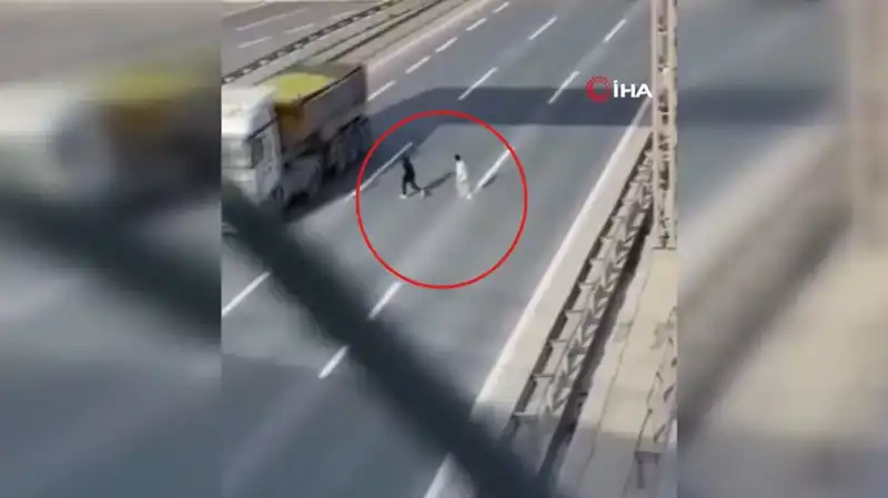 Tehlikeli Yolculuklar: Hayatları Tehlikeye Atan Anlar Kameralara Yansıdı