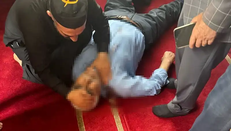 Camide Namaz Kılarken Şoke Eden Bıçaklı Saldırı: Olayın Ardındaki Gerçekler