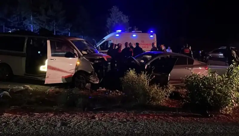 Ters Yön Faciası: Kafa Kafaya Çarpışma Trafiği Felç Etti