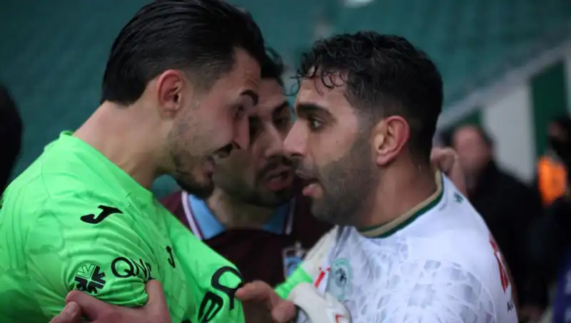 Konyaspor-Trabzonspor Maçında Gerilim Tırmandı: Futbolcular Arasında Kavga Çıktı!