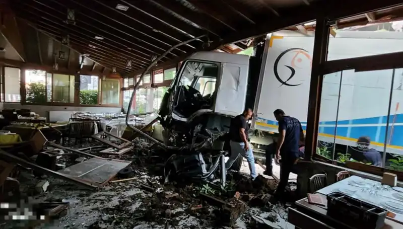 Freni Boşalan Kamyon Restoranın İçine Daldı: Gözler Olayda!