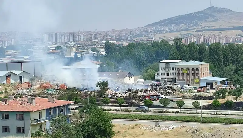 Otluk Alanındaki Yangın, Depoyu Kül Etti: Yetkililer Harekete Geçti