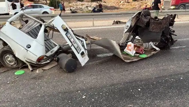 Bariyere Çarpan Araçta Feci Kaza: Bir Kişi Hayatını Kaybetti, Bir Kişi Yaralı