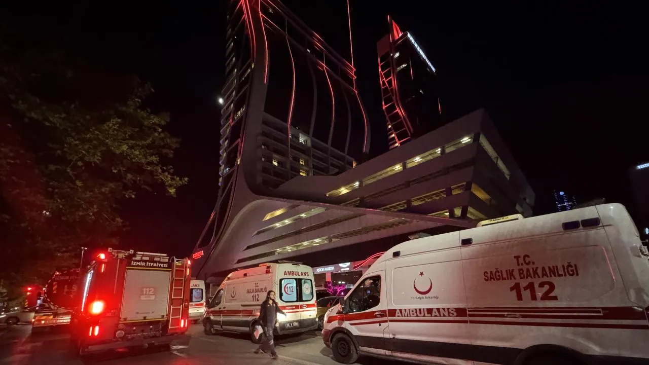 İzmir’de Çok Katlı Binada Korkutan Yangın: Ekipler Seferber Oldu