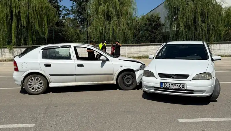 İki Otomobil Çarpıştı: Kaza Sonucu İki Yara, Hayati Tehlikeleri Yok!