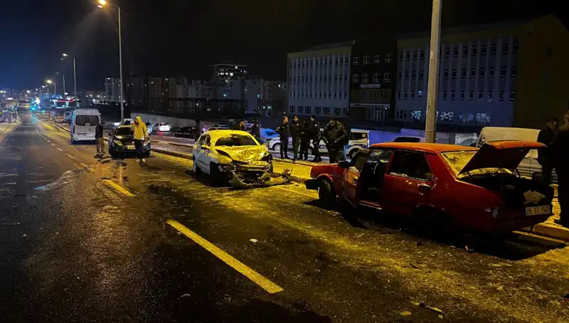 Kayseri'de Feci Trafik Kazası: 11 Araç Kundaklandı, Yaralılar Var!