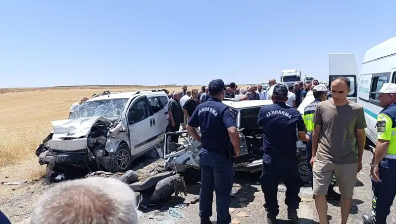 Otomobil ve Hafif Ticari Araç Çarpıştı: 4 Kişi Hayatını Kaybetti, 1 Kişi Yaralı