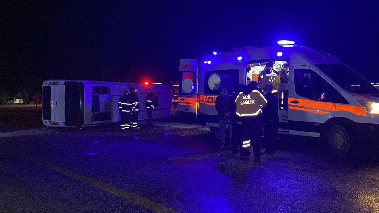 Midibüs Devrildi: 24 Yaralı!